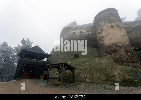 Schloss von Boldogko in Boldogkovaralja, Ungarn an einem nebligen Wintertag. Stockfoto