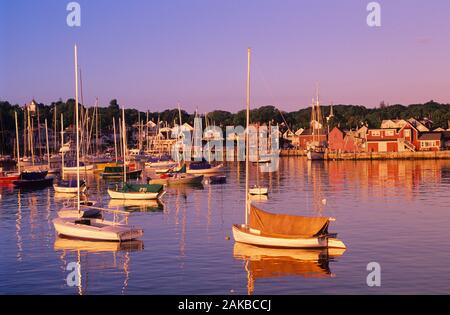 Boote im Hafen bei Sonnenuntergang, Rockport, Massachusetts, USA Stockfoto