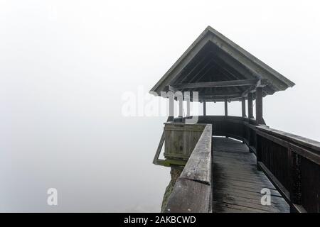 Schloss von Boldogko in Boldogkovaralja, Ungarn an einem nebligen Wintertag. Stockfoto