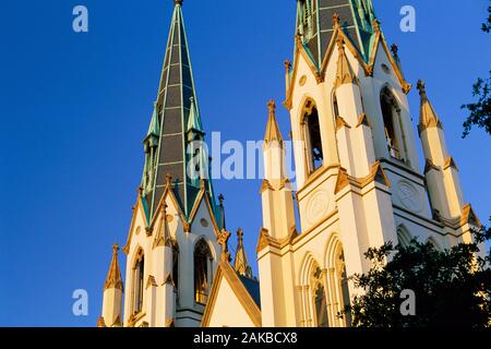 Low Angle View des Hl. Johannes des Täufers Kathedrale, Savannah, Georgia, USA Stockfoto