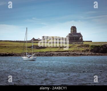 Yacht günstig aus der entweiht Katholische Kirche des Hl. Edward auf Sanday, Innere Hebriden Stockfoto