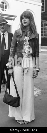 Das Tragen von weiten Hosen mit Glasboden, Jenny Boyd, Schwägerin von George Harrison von den Beatles, in London vor dem Erscheinen an Bow Street Court auf ein Medikament. Stockfoto