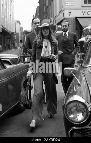 Das Tragen eines extravaganten Outfit Jenny Boyd, 20, Schwägerin von George Harrison von den Beatles, in London vor dem Erscheinen auf der Untersuchungshaft an Bow Street Court auf ein Medikament. Stockfoto