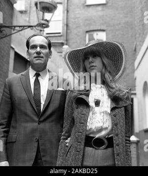 Das Tragen eines breiten Hut Krempe, Jenny Boyd, Schwägerin von George Harrison von den Beatles, in London vor dem Erscheinen auf der Untersuchungshaft an Bow Street Court auf ein Medikament. Neben Jenny ist Ihr Anwalt David Jacobs. Stockfoto