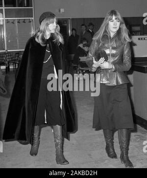 Pattie Boyd (l), die Frau von George Harrison, mit ihrer Schwester Jenny Boyd am Flughafen Heathrow, London, vor dem Fliegen nach Indien. Stockfoto