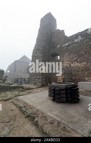 Schloss von Boldogko in Boldogkovaralja, Ungarn an einem nebligen Wintertag. Stockfoto