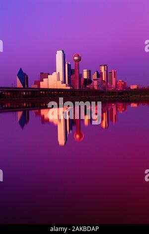 Skyline mit Wolkenkratzern in Wasser bei Sonnenuntergang, Dallas, Texas, USA Stockfoto