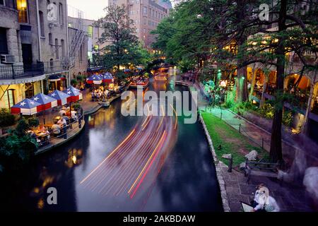 Straßencafés entlang des Flusses, Riverwalk, San Antonio, Texas, USA Stockfoto