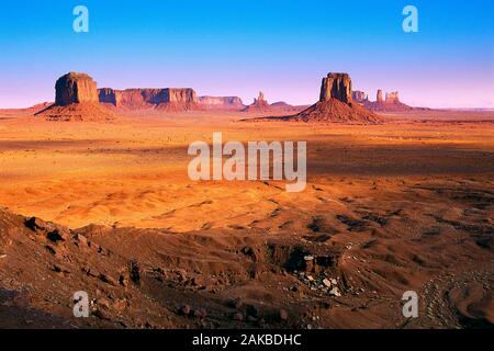 Landschaft mit butte Felsformationen in der Wüste, Navajo Tribal Park, Monument Valley, Arizona, USA Stockfoto