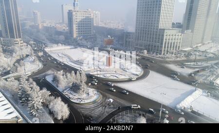 Changchun, Jilin, China. 8 Jan, 2020. Jilin, China - Luftbild am Dez. 27, 2019 zeigt das einzigartige Spektakel von Rime in der Songhua Fluss, der Hauptstadt von Rime, in Jilin, Northeast China's Jilin Provinz Jilin rime als eines der vier Naturwunder Chinas, die einzigartige Landschaft ist durch viele chinesische und ausländische Touristen gelobt worden. Credit: SIPA Asien/ZUMA Draht/Alamy leben Nachrichten Stockfoto