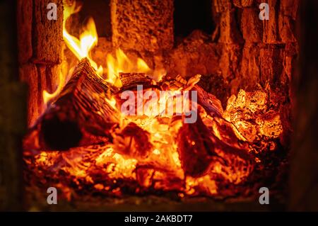 Brennholz brennt in den Herd. Das Konzept der Home Wärme und Komfort. Urlaub zu Hause. Stockfoto