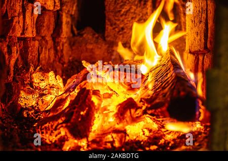 Brennen Brennholz und Kohlen in einem Steinofen. Pizza Ofen. Gemauerter Ofen auf Holz. Stockfoto