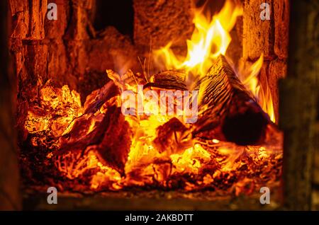 Brennholz brennt in den Herd. Das Konzept der Home Wärme und Komfort. Urlaub zu Hause. Stockfoto