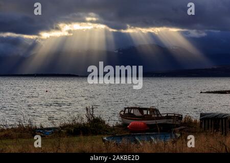 Dramatische Himmel, Norwegische See, Herbst Landschaften auf der Insel Kvaløya in Tromsø Gemeinde in Troms County, Norwegen. Stockfoto