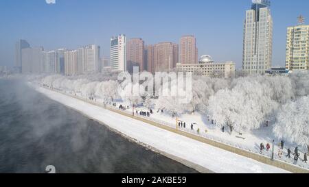 Changchun, Jilin, China. 8 Jan, 2020. Jilin, China - Luftbild am Dez. 27, 2019 zeigt das einzigartige Spektakel von Rime in der Songhua Fluss, der Hauptstadt von Rime, in Jilin, Northeast China's Jilin Provinz Jilin rime als eines der vier Naturwunder Chinas, die einzigartige Landschaft ist durch viele chinesische und ausländische Touristen gelobt worden. Credit: SIPA Asien/ZUMA Draht/Alamy leben Nachrichten Stockfoto