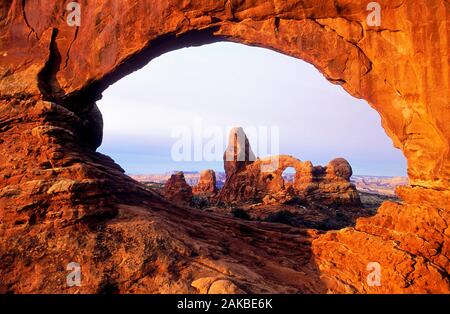 Blick auf Felsen mit Natural Arch, Arches National Park, Utah, USA Stockfoto