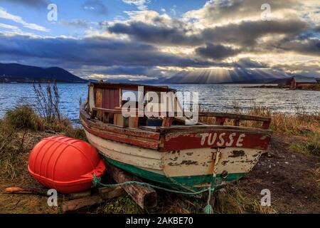 Dramatische Himmel, Norwegische See, Herbst Landschaften auf der Insel Kvaløya in Tromsø Gemeinde in Troms County, Norwegen. Stockfoto