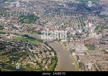 Luftaufnahme der Themse zwischen Hammersmith und Barnes in West London fließt an einem sonnigen Sommertag. Stockfoto