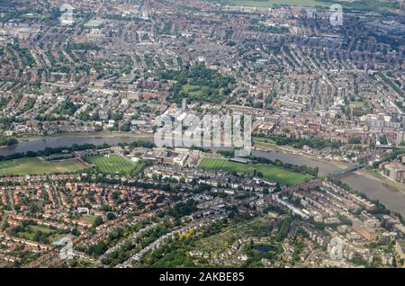 Luftaufnahme der Themse zwischen Barnes und Hammersmith fließt an einem sonnigen Sommertag. Stockfoto