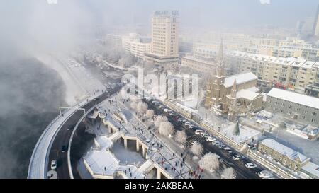 Changchun, Jilin, China. 8 Jan, 2020. Jilin, China - Luftbild am Dez. 27, 2019 zeigt das einzigartige Spektakel von Rime in der Songhua Fluss, der Hauptstadt von Rime, in Jilin, Northeast China's Jilin Provinz Jilin rime als eines der vier Naturwunder Chinas, die einzigartige Landschaft ist durch viele chinesische und ausländische Touristen gelobt worden. Credit: SIPA Asien/ZUMA Draht/Alamy leben Nachrichten Stockfoto