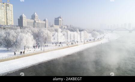 Changchun, Jilin, China. 8 Jan, 2020. Jilin, China - Luftbild am Dez. 27, 2019 zeigt das einzigartige Spektakel von Rime in der Songhua Fluss, der Hauptstadt von Rime, in Jilin, Northeast China's Jilin Provinz Jilin rime als eines der vier Naturwunder Chinas, die einzigartige Landschaft ist durch viele chinesische und ausländische Touristen gelobt worden. Credit: SIPA Asien/ZUMA Draht/Alamy leben Nachrichten Stockfoto