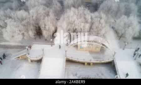 Changchun, Jilin, China. 8 Jan, 2020. Jilin, China - Luftbild am Dez. 27, 2019 zeigt das einzigartige Spektakel von Rime in der Songhua Fluss, der Hauptstadt von Rime, in Jilin, Northeast China's Jilin Provinz Jilin rime als eines der vier Naturwunder Chinas, die einzigartige Landschaft ist durch viele chinesische und ausländische Touristen gelobt worden. Credit: SIPA Asien/ZUMA Draht/Alamy leben Nachrichten Stockfoto