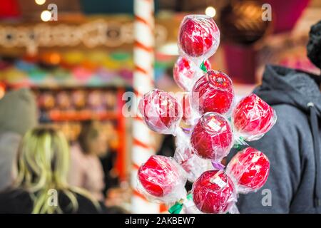 Wickelte toffee Äpfel auf der Weihnachtsmarkt im Winter Wonderland von London Stockfoto