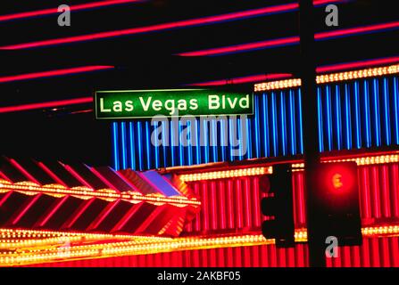 Las Vegas Blvd Straßenschild in der Nacht, Las Vegas, Nevada, USA Stockfoto