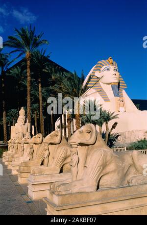 Eingang zum Luxor Hotel, Las Vegas, Nevada, USA Stockfoto