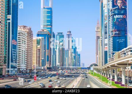 Skyline von Dubai mit Scheich Zayed Road Traffic und Wolkenkratzern auf Dubai Skyline Dubai City Vereinigte Arabische Emirate UAE Middle East