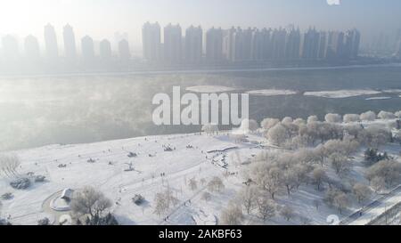 Changchun, Jilin, China. 8 Jan, 2020. Jilin, China - Luftbild am Dez. 27, 2019 zeigt das einzigartige Spektakel von Rime in der Songhua Fluss, der Hauptstadt von Rime, in Jilin, Northeast China's Jilin Provinz Jilin rime als eines der vier Naturwunder Chinas, die einzigartige Landschaft ist durch viele chinesische und ausländische Touristen gelobt worden. Credit: SIPA Asien/ZUMA Draht/Alamy leben Nachrichten Stockfoto