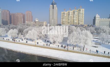 Changchun, Jilin, China. 8 Jan, 2020. Jilin, China - Luftbild am Dez. 27, 2019 zeigt das einzigartige Spektakel von Rime in der Songhua Fluss, der Hauptstadt von Rime, in Jilin, Northeast China's Jilin Provinz Jilin rime als eines der vier Naturwunder Chinas, die einzigartige Landschaft ist durch viele chinesische und ausländische Touristen gelobt worden. Credit: SIPA Asien/ZUMA Draht/Alamy leben Nachrichten Stockfoto