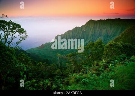 Landschaft der Kalalau Tal bei Sonnenuntergang, Na Pali Küste, Kauai, Hawaii, USA Stockfoto