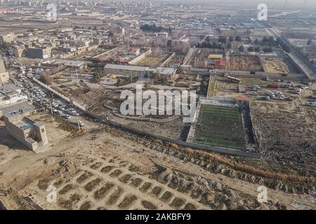 Shahedshahr, Iran. 08 Jan, 2020. Die Gegend, in der das Flugzeug stuerzte in verwüstet wird. Ein ukrainisches Passagierflugzeug abgestürzt ist in der Nähe des Imam Khomeini Flughafen der iranischen Hauptstadt Teheran. Nach Angaben der iranischen Crescent Hilfsorganisation, alle Insassen wurden getötet. Credit: Abofazl Marokh/dpa/Alamy leben Nachrichten Stockfoto