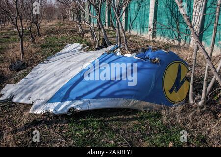 Shahedshahr, Iran. 08 Jan, 2020. Teil der Rumpf ist an der Absturzstelle. Ein ukrainisches Passagierflugzeug abgestürzt ist in der Nähe des Imam Khomeini Flughafen der iranischen Hauptstadt Teheran. Nach Angaben der iranischen Crescent Hilfsorganisation, alle Insassen wurden getötet. Credit: Aref Fathi/dpa/Alamy leben Nachrichten Stockfoto