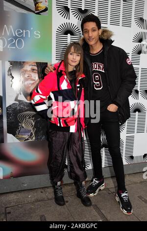 Fashion Blogger Julia Hurley und ein Freund gesehen, Chistopher Raeburn AW 19 Remade Sicherheit Bomber und Gürteltasche während der London Fashion Week Männer im Januar 2020. Stockfoto