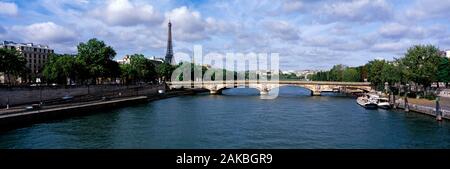 Brücke Pont des Invalides und dem Eiffelturm von Fluss Seine, Paris, Frankreich Stockfoto