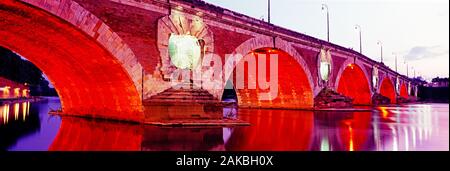 Pont Neuf Brücke und Fluss Garonne in der Dämmerung, Toulouse, Frankreich Stockfoto