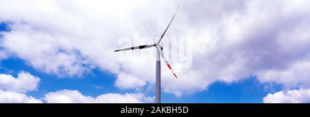 Low Angle View der Windenergieanlage in der Nähe von Stuttgart, Deutschland Stockfoto