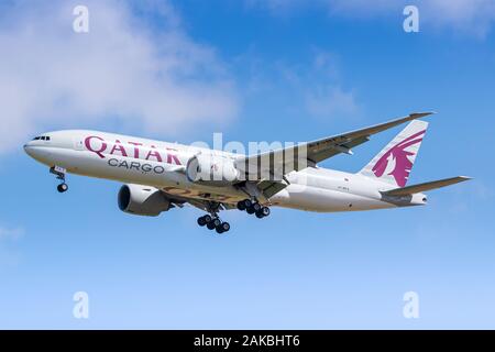 Paris, Frankreich, 17. August 2018: Qatar Airways Cargo Boeing 777 Flugzeug am Flughafen Paris Charles de Gaulle (CDG) in Frankreich. Boeing ist ein Flugzeug Mann Stockfoto