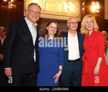08. Januar 2020, Hamburg: Stephan Weil (SPD, l-r), Ministerpräsident von Niedersachsen, Melanie Leonhard, der Hamburger SPD-Vorsitzende, Peter Tschentscher (SPD), erster Bürgermeister von Hamburg und Spitzenkandidat seiner Partei für die Landtagswahl, und Manuela Schwesig (SPD), Ministerpräsident von Mecklenburg-Vorpommern, im Wahlkampf der SPD Hamburg für die Landtagswahl. Foto: Christian Charisius/dpa Stockfoto