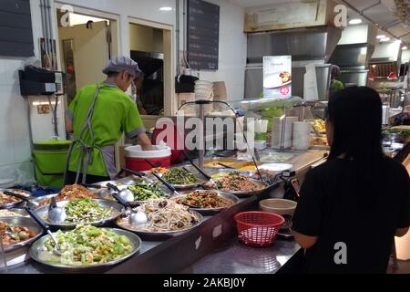 Bangkok, Thailand: Lebensmittelplatz MBK Food Island im 6. Stock. Es gibt viele Stände, die verschiedene Portionen zu günstigen Preisen anbieten. Stockfoto