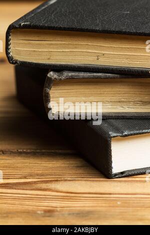 Stapel Bücher auf einem Holztisch Stockfoto