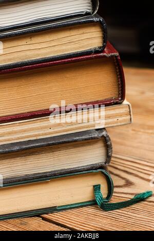 Stapel Bücher auf einem Holztisch Stockfoto