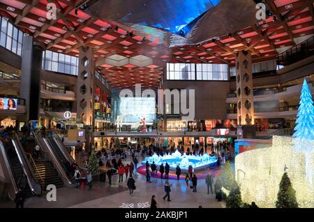 Innenansicht des Atrium der Complexe Desjardins mit festlichen Dekorationen. Montreal, Quebec, Kanada Stockfoto