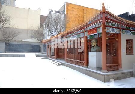 Sun Yat-Sen Park aka Ort Su Yat-Sen mit einem Bronze Lebensgroßen Büste von Dr. Sun Yat-Sen der Gründungsvater der Republik China in einem Snow Day in Chinatown. Montreal, Quebec, Kanada Stockfoto