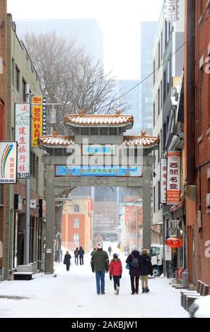 Eine Snow Day in Montreal, Chinatown mit Memorial arch auf De La Gauchetier Straße. Montreal, Quebec, Kanada Stockfoto