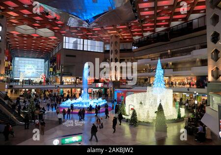 Innenansicht des Atrium der Complexe Desjardins mit festlichen Dekorationen. Montreal, Quebec, Kanada Stockfoto