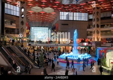 Innenansicht des Atrium der Complexe Desjardins mit festlichen Dekorationen. Montreal, Quebec, Kanada Stockfoto