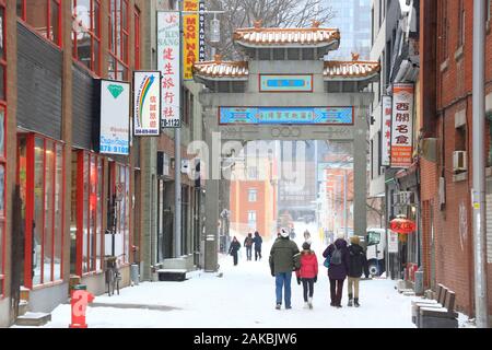 Eine Snow Day in Montreal, Chinatown mit Memorial arch auf De La Gauchetier Straße. Montreal, Quebec, Kanada Stockfoto